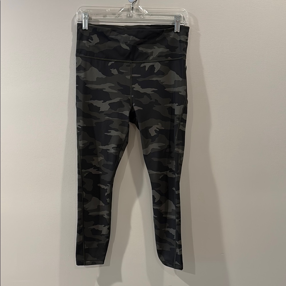 Athleta Black and Gray Camouflage Leggings for Active Lifestyle